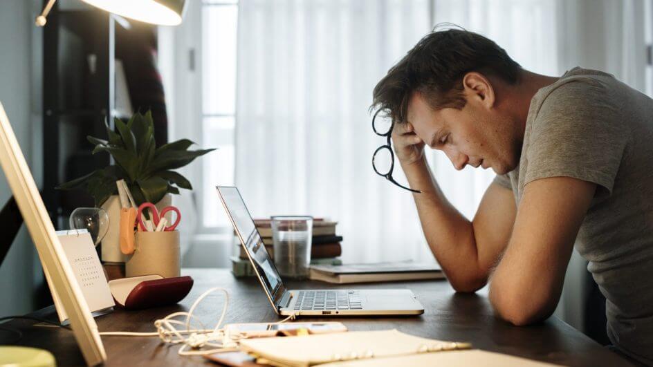 Homem infeliz em seu trabalho Freepik