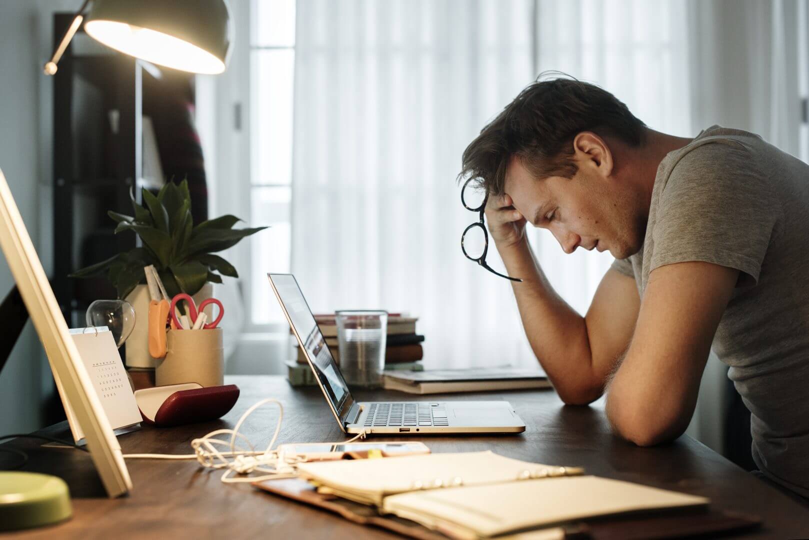 Homem infeliz em seu trabalho Freepik