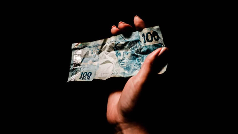 Nota de 100 reais amassada