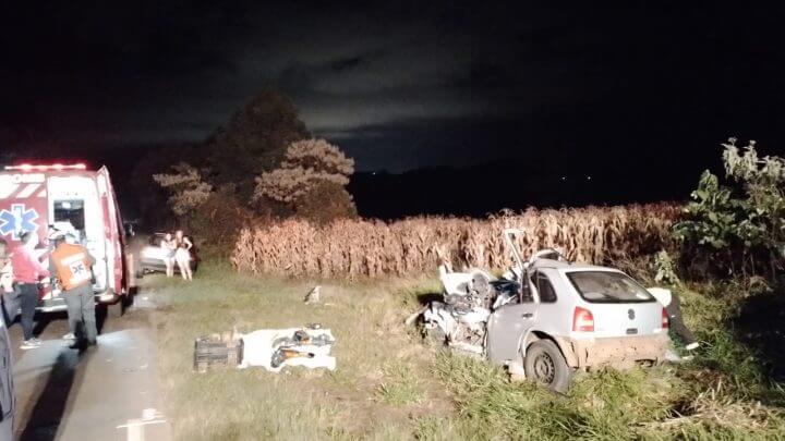 Carro ficou destruído ao bater de frente com caminhão