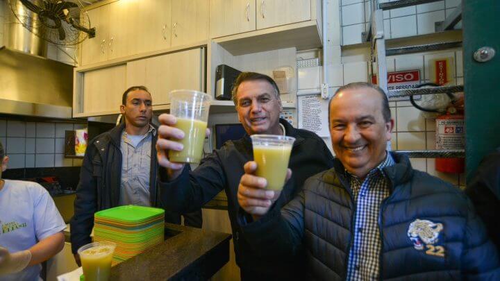 Bolsonaro e Jorginho tomam caldo de cana no Mercado Público de Florianópolis
