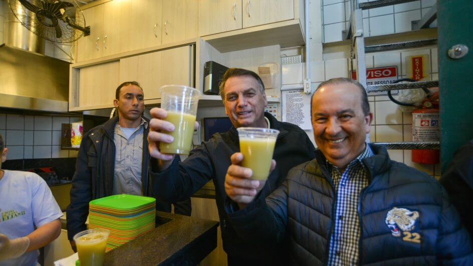 Bolsonaro e Jorginho tomam caldo de cana no Mercado Público de Florianópolis