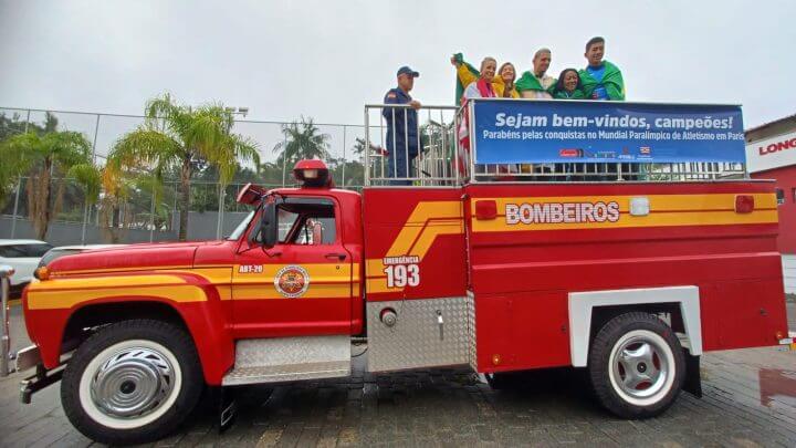 Paratletas desfilaram em caminhão dos bombeiros
