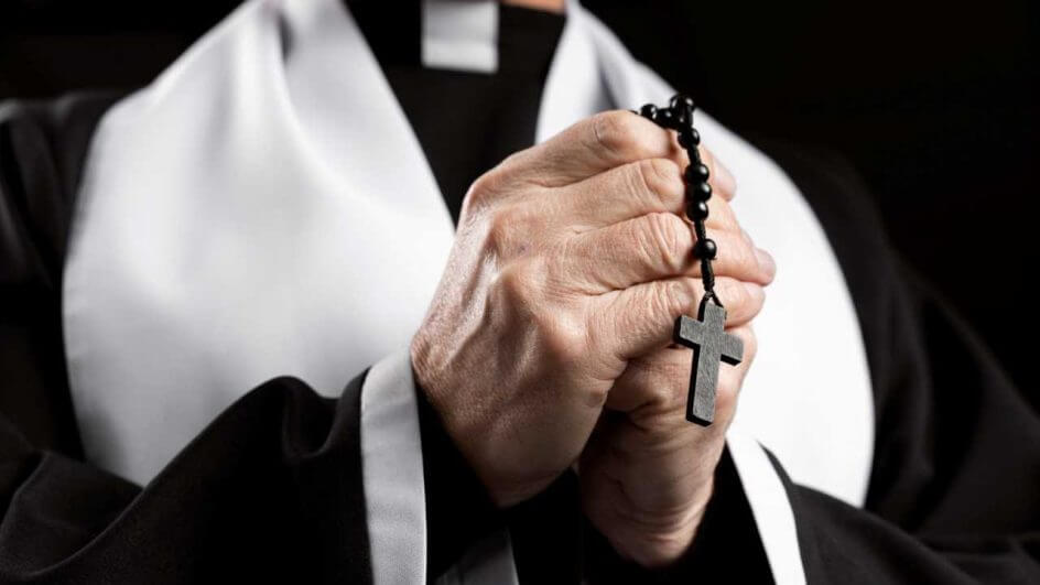 padre-igreja