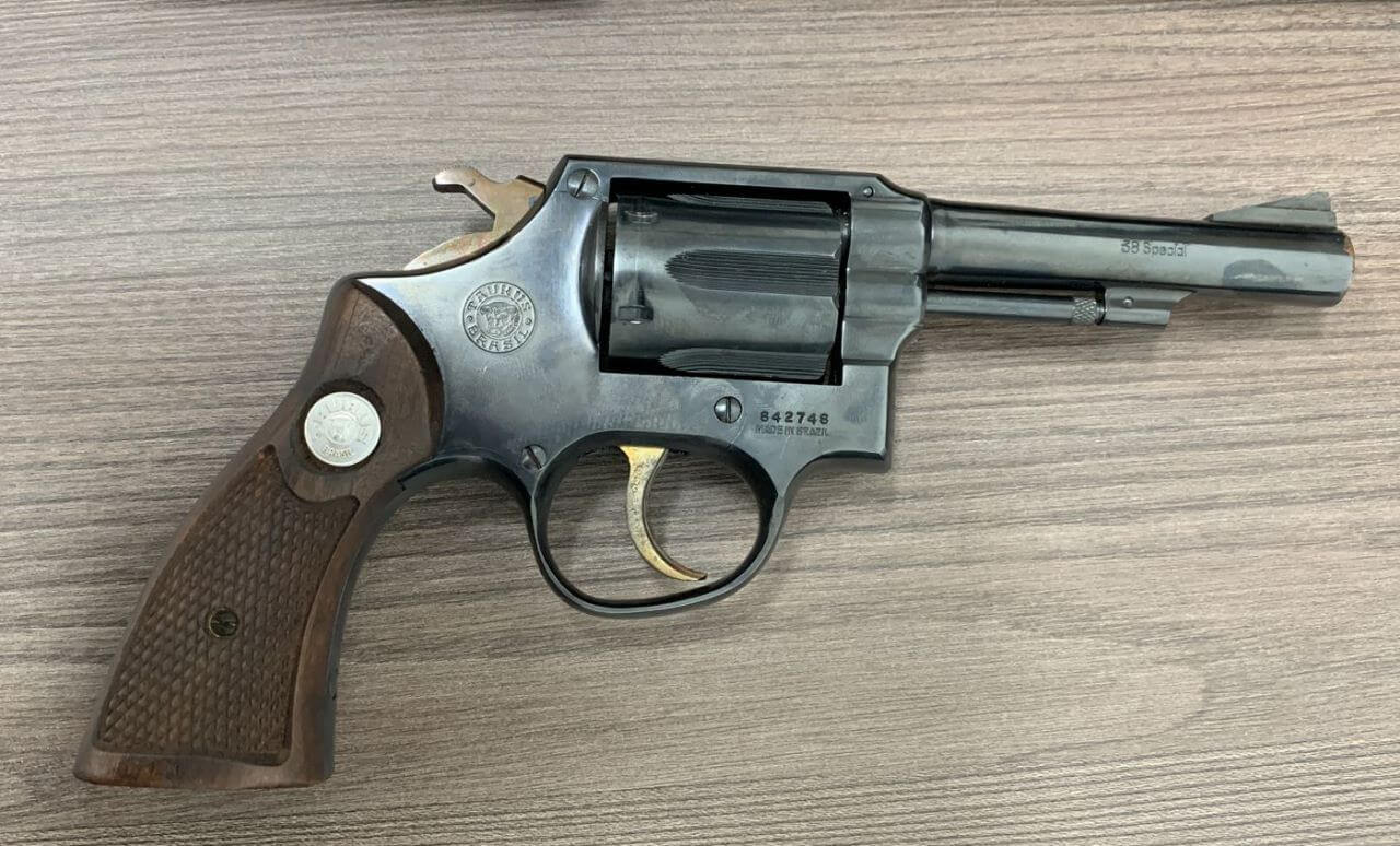 Arma foi apreendida durante a investigação