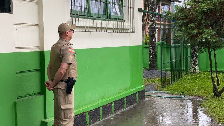PM em escola de Blumenau (Foto: Felipe Sales, NSC TV)