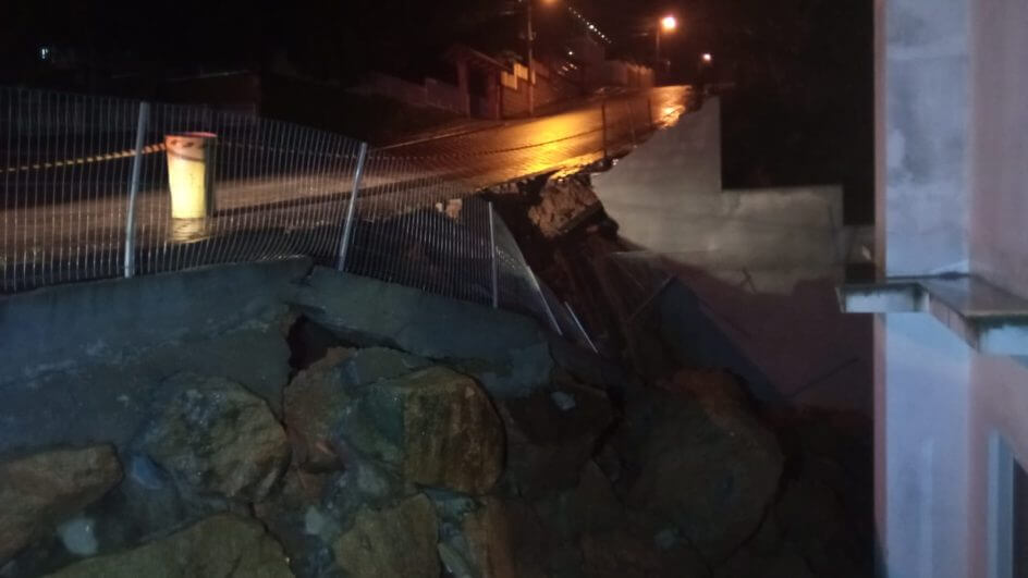 Pedras e barro se desprenderam da contenção quase atingindo uma residência em Presidente Getúlio
