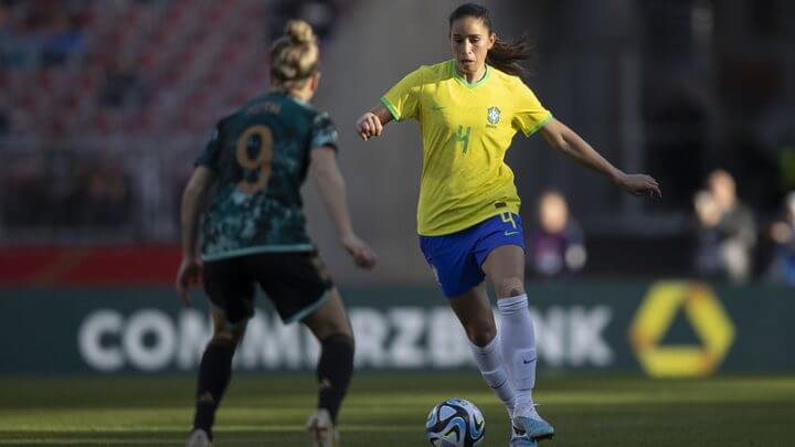 Rafaelle, camisa 4, em partida contra a Alemanha.