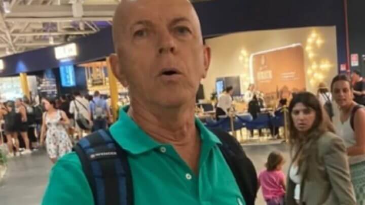 Roberto Mantovani Filho no aeroporto em Roma