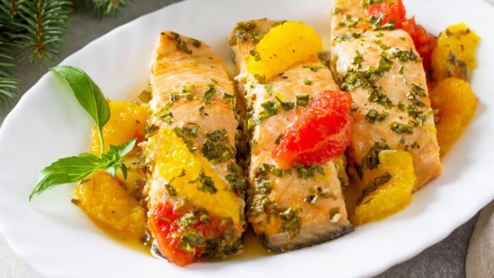 Salmão com laranja e toranja em prato branco