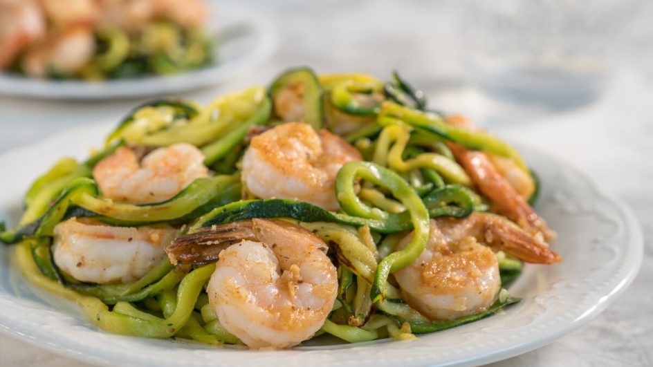 Prato branco com spaghetti de abobrinha com camarões