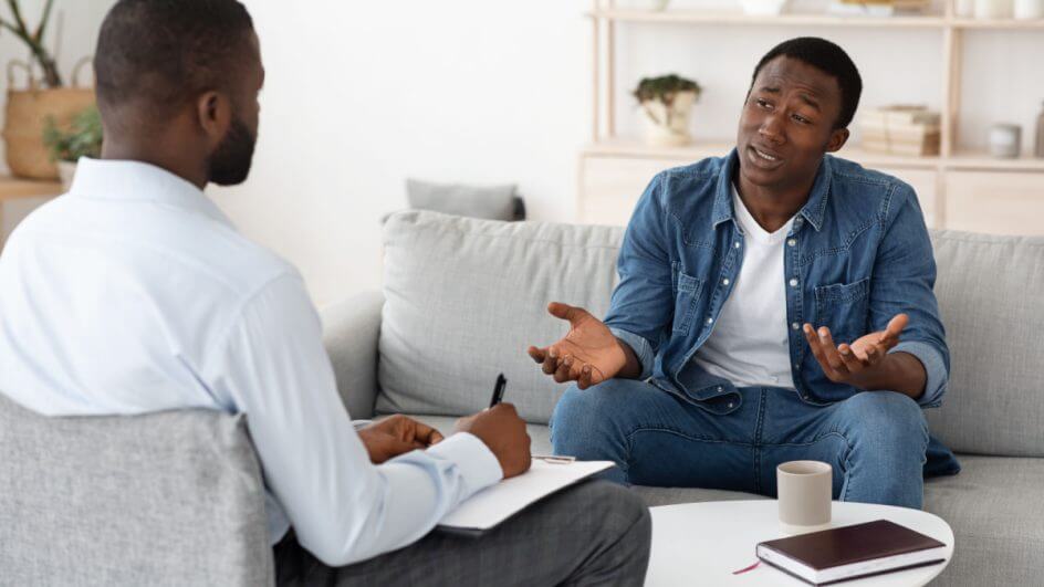 Homem sendo atendido por terapeuta