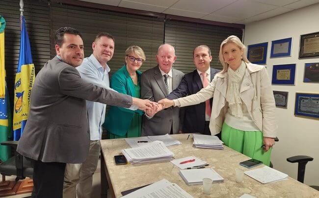 Da esquerda para direita: Secretário da Casa Civil, Estêner Soratto, deputado Massoco (PL), líder do governo, deputada Luciane Carminatti (PT), deputado Marcos Vieira (PSDB), deputado Camilo Martins (Podemos) e Patrícia Luerdes, secretária adjunta de Educação.