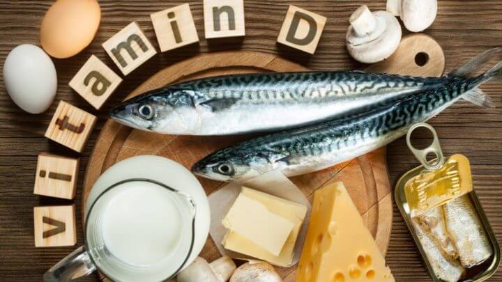 Alimentos ricos em vitamina D natural, como peixe, ovos, queijo, leite, manteiga, cogumelos, sardinha enlatada