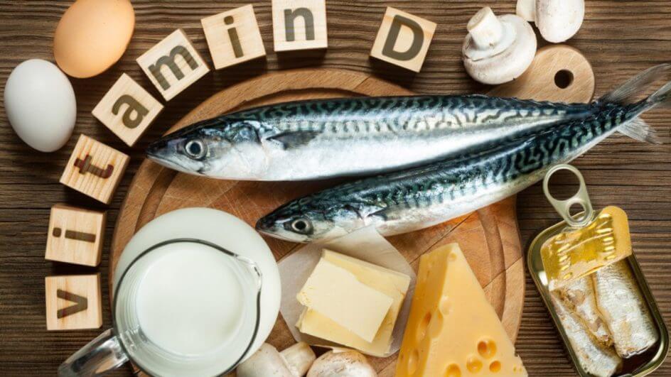 Alimentos ricos em vitamina D natural, como peixe, ovos, queijo, leite, manteiga, cogumelos, sardinha enlatada