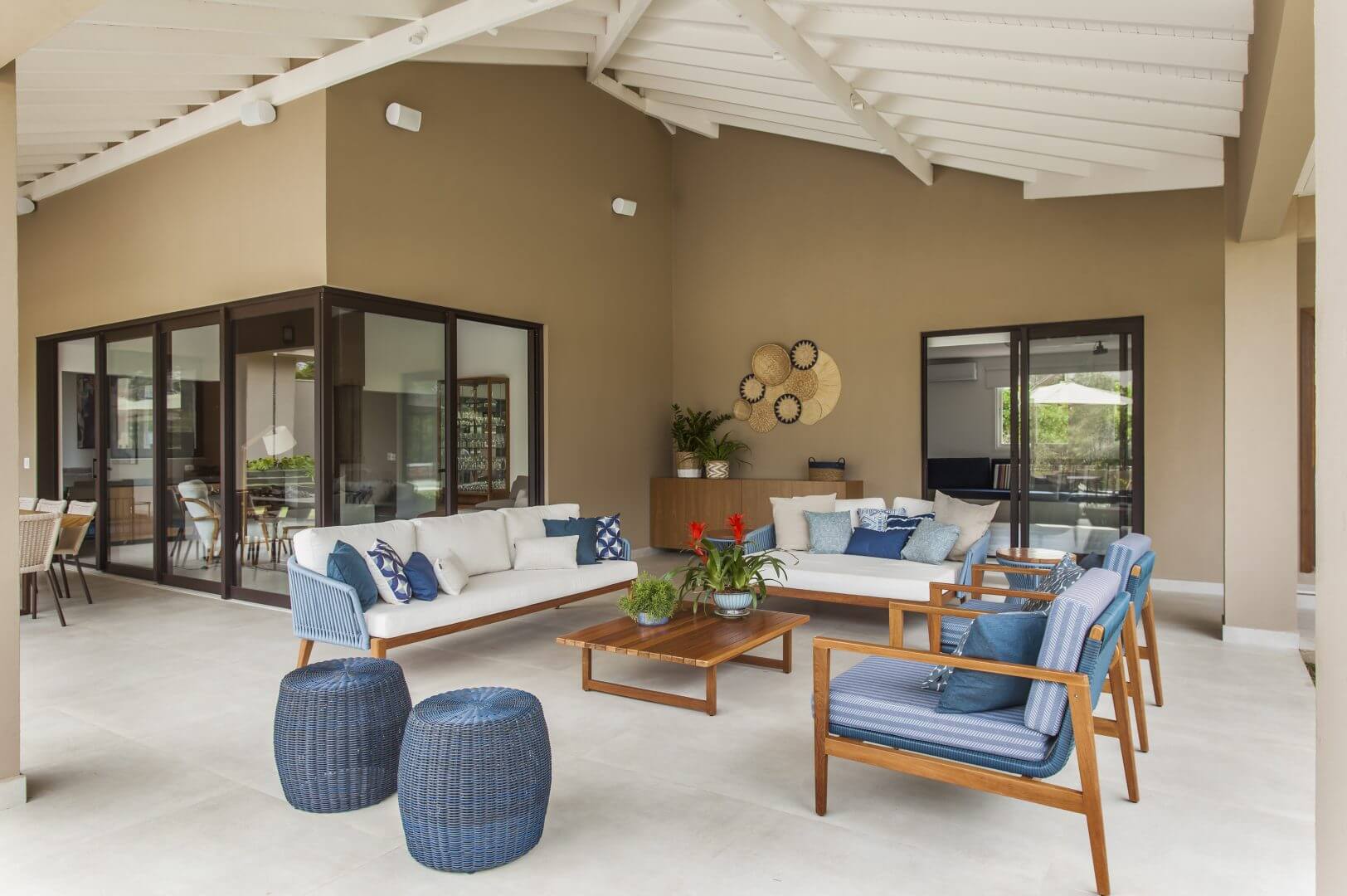 Casa decorada com objetos azul