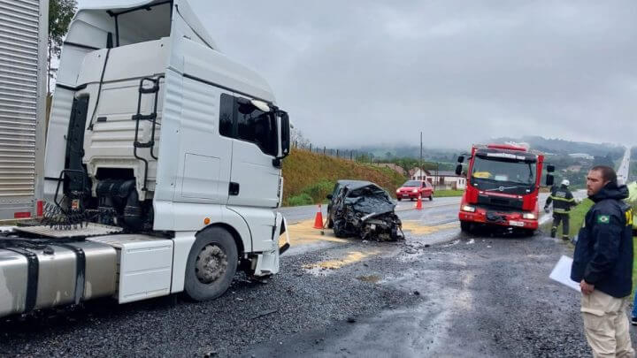 Mulher morreu após carro bater de frente com caminhão na BR-282, em Lages