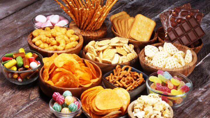 Pretzels, batatas fritas, bolachas em tigelas de madeira