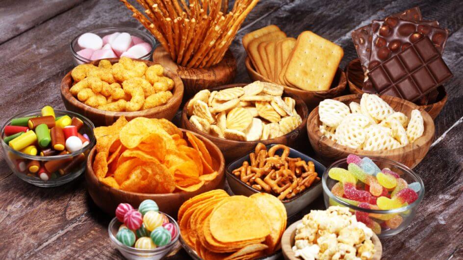Pretzels, batatas fritas, bolachas em tigelas de madeira