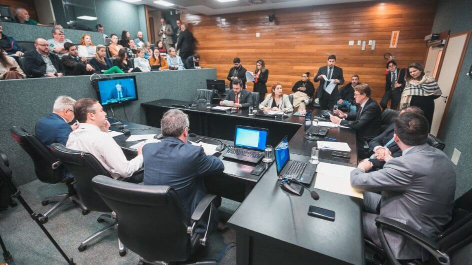 Projeto que revoga cobrança de 14% de servidores aposentados foi votado esta semana na CCJ da Alesc