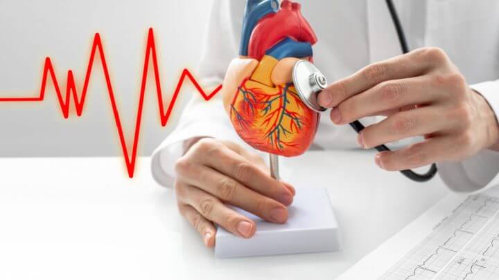 Ilustração de médico avaliando um coração