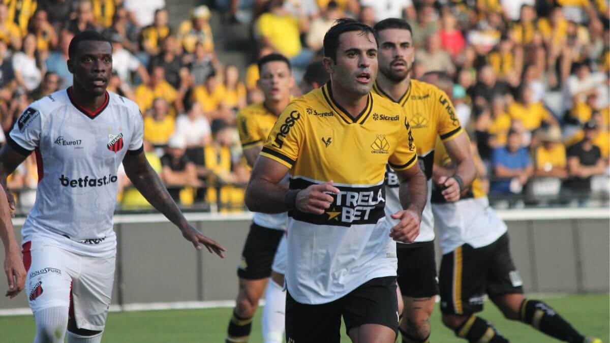 Eder pode iniciar o jogo entre os titulares do Criciúma (Foto: Celso da Luz/Criciúma)