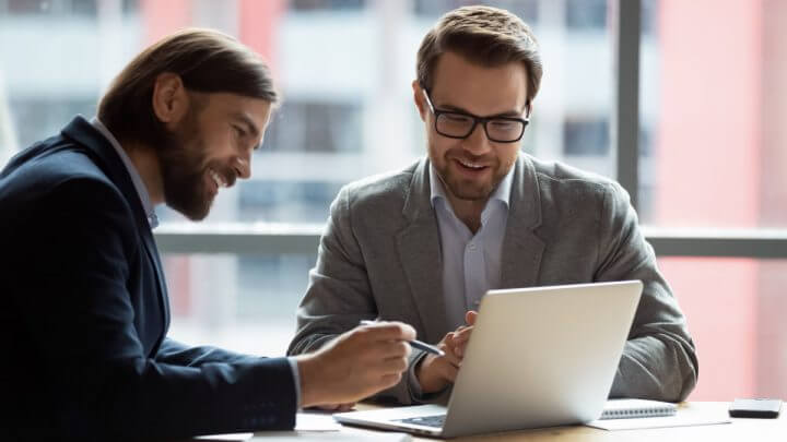 Empresários discutindo estatísticas financeiras da empresa