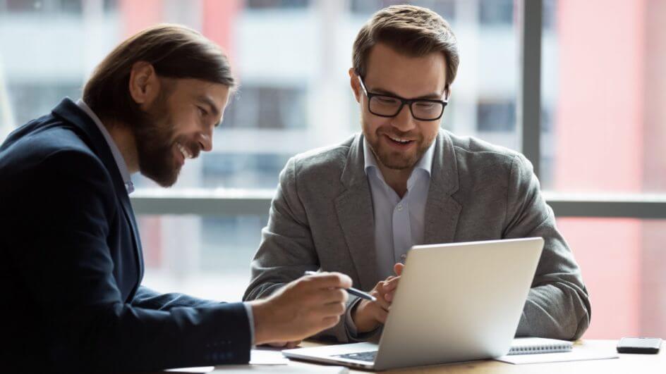 Empresários discutindo estatísticas financeiras da empresa