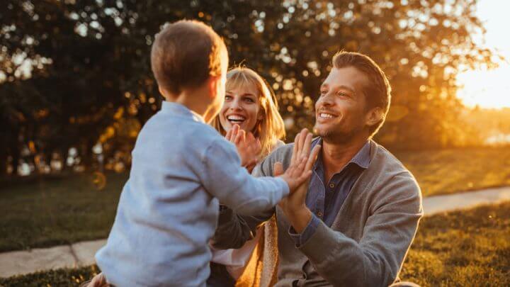 Família se divertindo ao ar livre