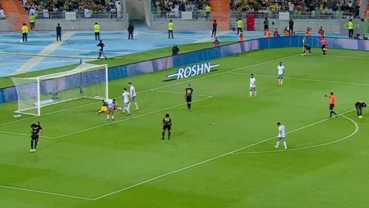 Time de Benzema protagoniza lance bizarro na Arábia Saudita (Foto: @ITTI_STUDIO/Reprodução)