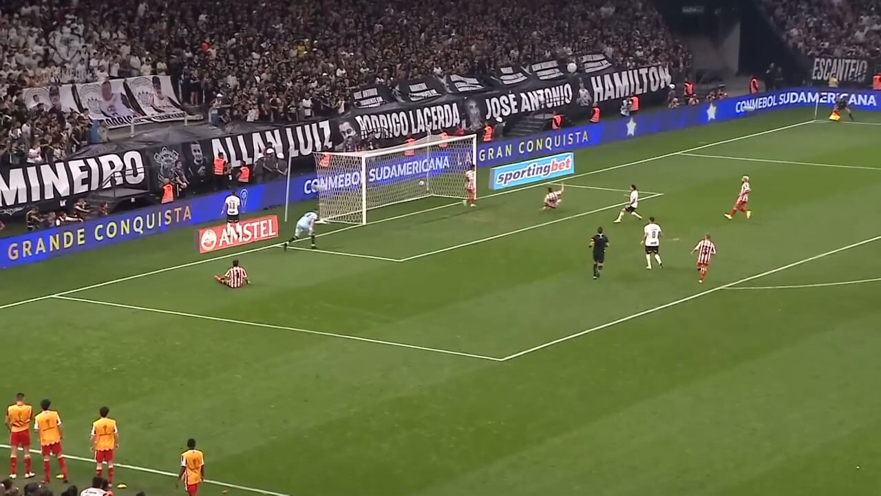 Gustavo Mosquito desperdiça oportunidade clara contra o Estudiantes