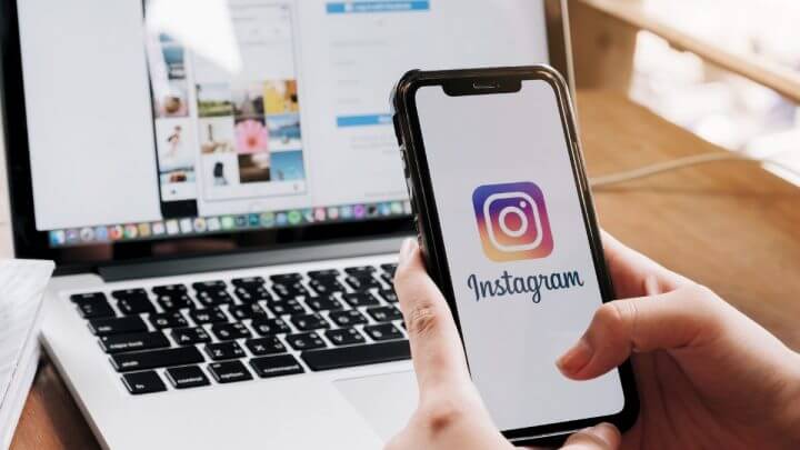 Pessoa segura celular com acesso ao Instagram