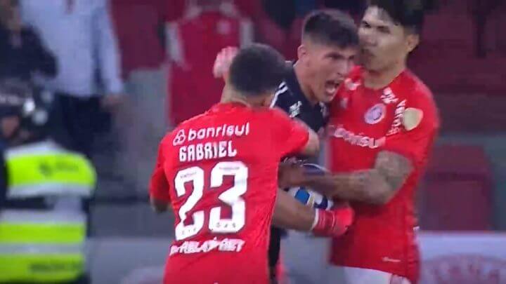 Jogador do Internacional abraça a bola após defesa de pênalti (Foto: Onefootball/Reprodução)