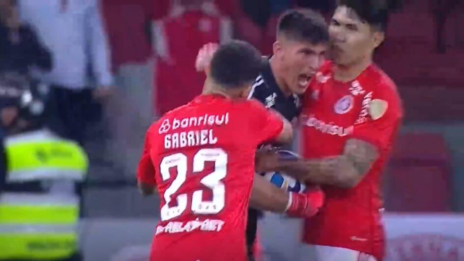 Jogador do Internacional abraça a bola após defesa de pênalti (Foto: Onefootball/Reprodução)