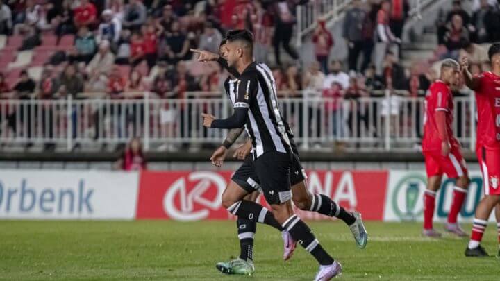 Léo Artur do Figueirense foi o melhor em campo na Arena Joinville (Foto: Patrick Floriani)