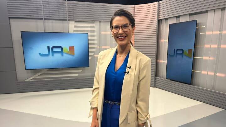 O novo estúdio do JA agora conta com três novos monitores que facilitam o dinamismo da informação. (Foto: Douglas Márcio/NSC TV)