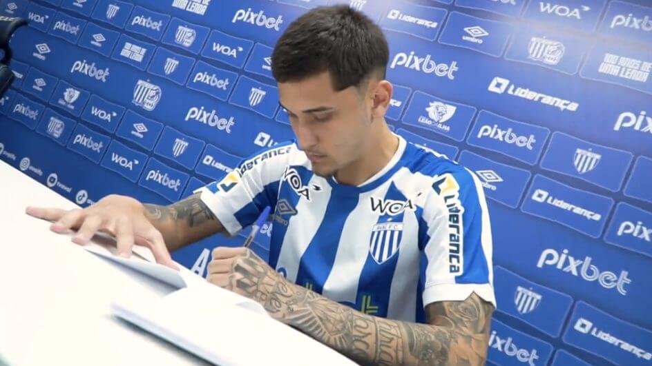 Lipe assinou nesta segunda-feira um novo contrato com o Avaí (Foto: reprodução/ twitter Avaí FC)