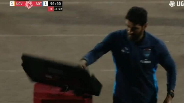 Loco Abreu quebra tv do Var (@VarskySports/Reprodulção)