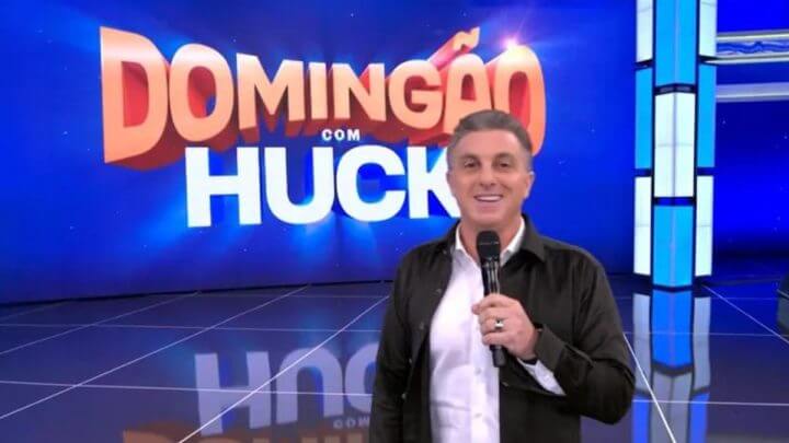 Luciano Huck no cenário do programa Domingão com Huck
