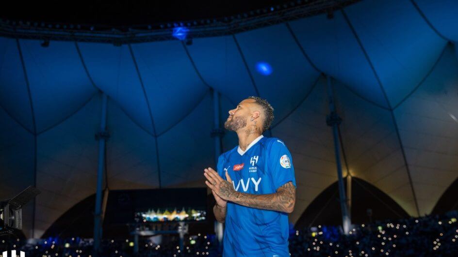 Neymar é recebido com luxo e empolgacao da torcida no Al-Hilal