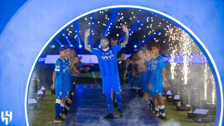 Neymar é recebido com luxo e empolgacao da torcida no Al-Hilal