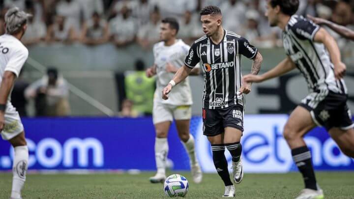 Paulinho marcou os dois gols da partida entre Atlético-MG e Santos (Foto: Pedro Souza / Atlético)