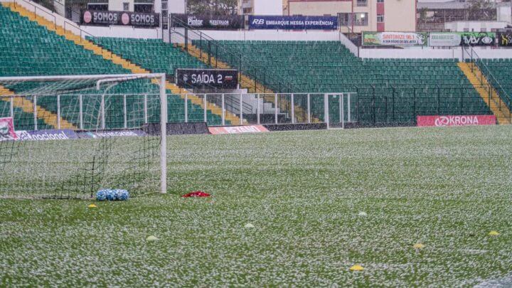 Estádio do Figueirense também registrou chuva de granizo nesta quarta-feira (Foto: Patrick Floriani/Figueirense)