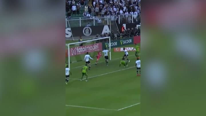 Goleiro do Figueirense fez uma grande defesa para evitar o gol contra o Manaus (Foto: @Nossofutebol/Reprodução)