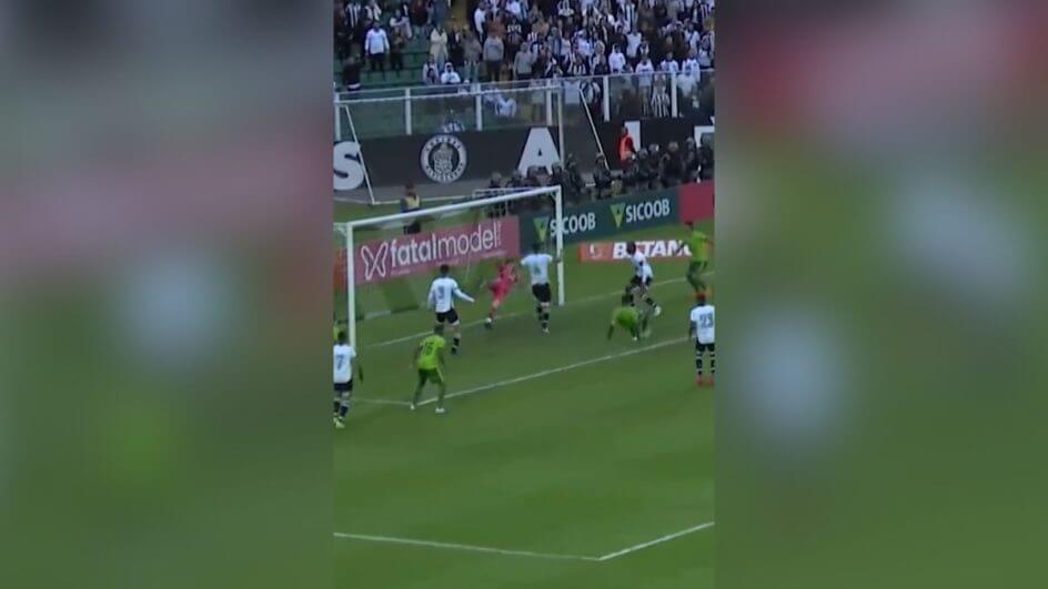 Goleiro do Figueirense fez uma grande defesa para evitar o gol contra o Manaus (Foto: @Nossofutebol/Reprodução)