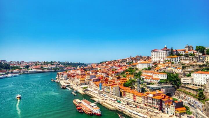 Vista aérea do Porto de Portugal com návio e céu azul