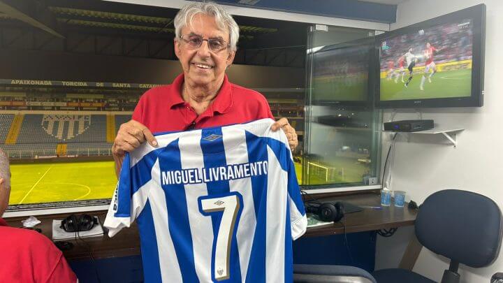 Roberto Alves com a camisa de Miguel Livramento