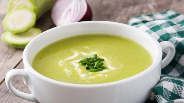 Sopa light de abobrinha em tigela branca