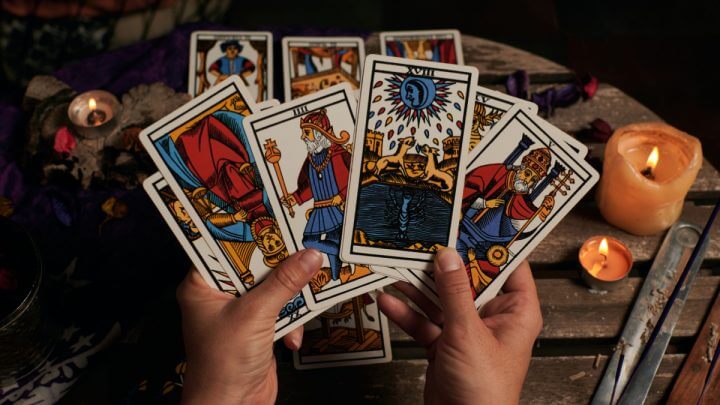 Cartomante lendo cartas de tarot