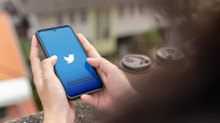 Pessoa confere em seu celular se Twitter está fora do ar
